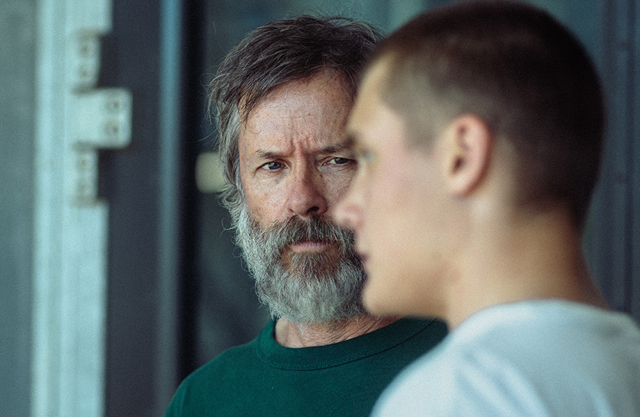 Guy Pearce as Warren and Vincent Miller as Mel